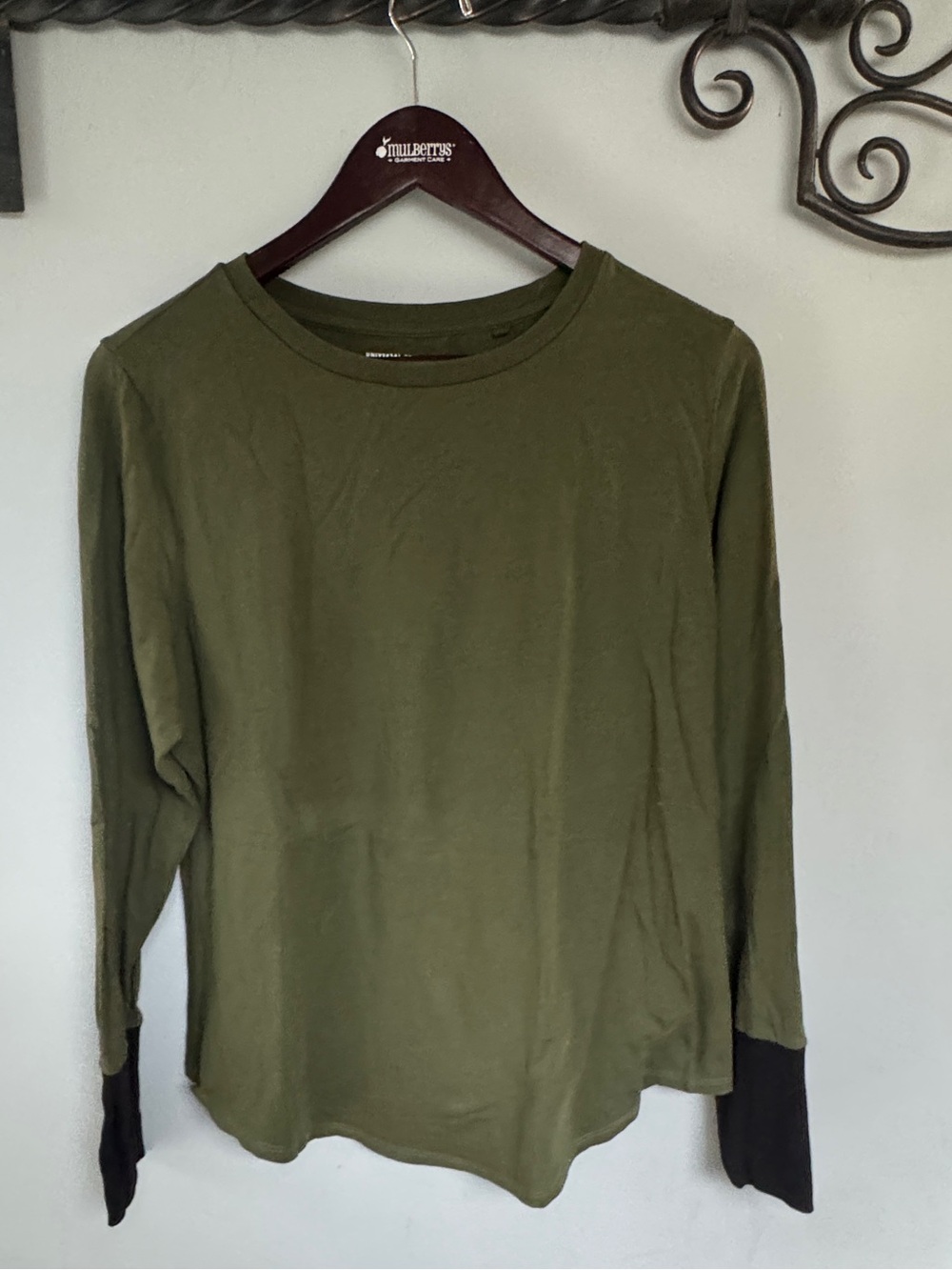 Universal Standard XS (10-12) Women’s Long Sleeve Olive Green Tee w Black Cuffs